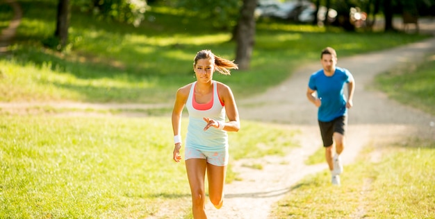 Jeunes jogging et exercice dans la nature