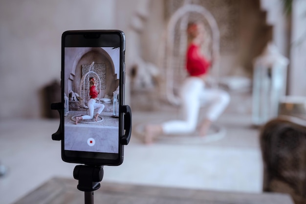 De jeunes jolies femmes prennent des photos de lui-même à distance en utilisant des poses de bâton de selfie en studio Studio marocain