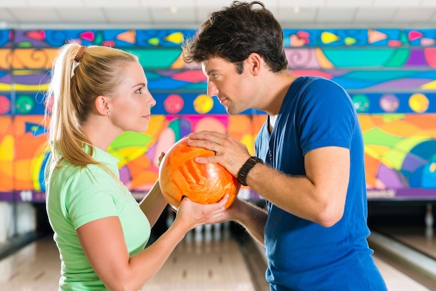 Jeunes jouant au bowling et s&#39;amusant