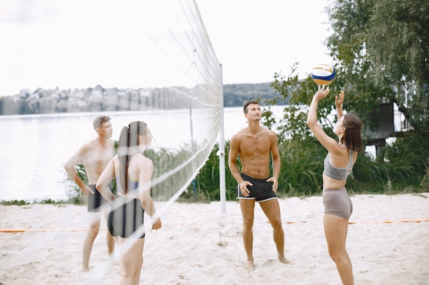 Les jeunes jouent au volley-ball sur la plage