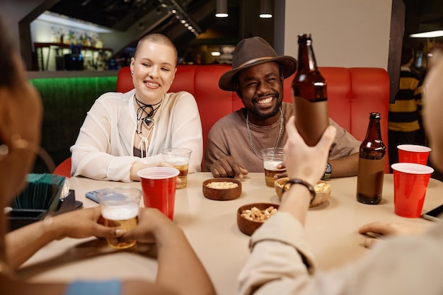 Des jeunes joyeux au dîner.