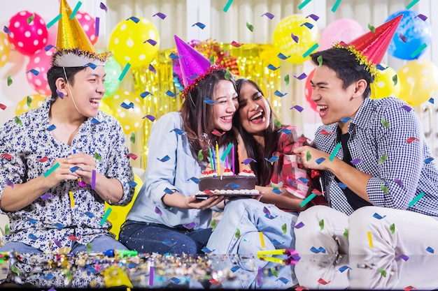 Des jeunes joyeux célèbrent une fête d’anniversaire