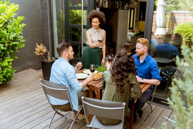 Des jeunes joyeux déjeunent dans la cour et s&#39;amusent