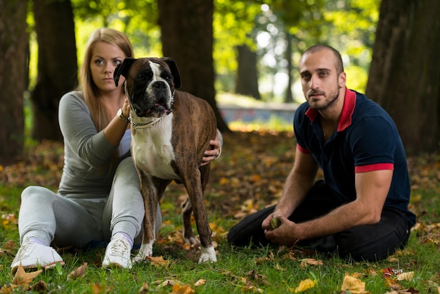 Jeunes avec leur chien dans le parc