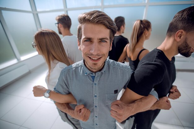 Les jeunes avec leurs mains jointes en cercle