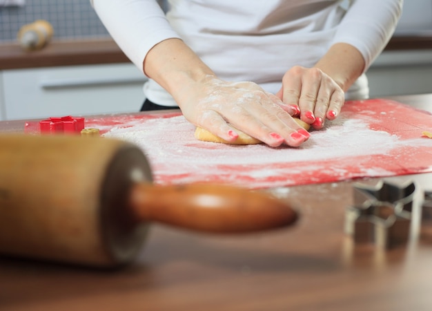 Les jeunes mains en forme de pâte de gingembre à la cuisine moderne