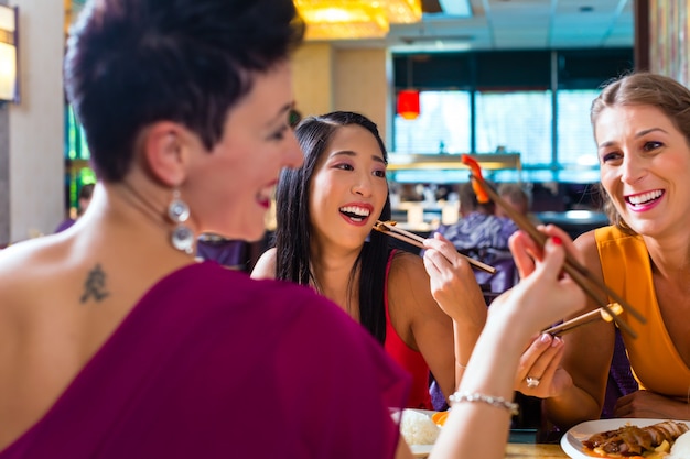 Les jeunes mangent au restaurant Asie