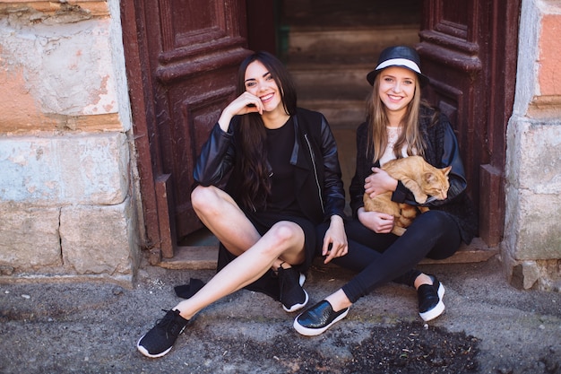 Jeunes mannequins avec chat dans la rue