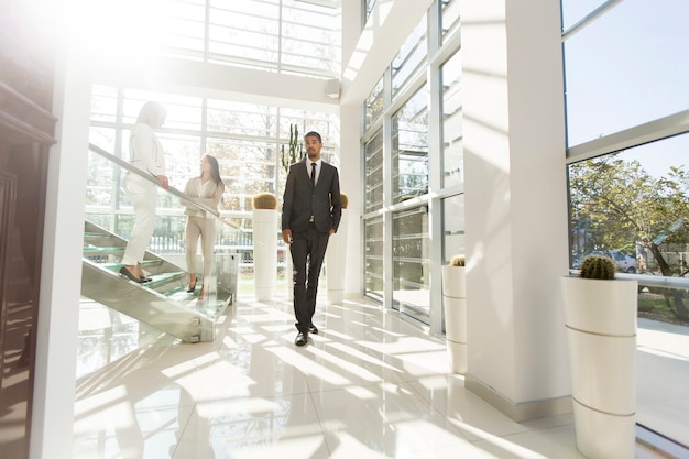 Jeunes marchant dans le bureau