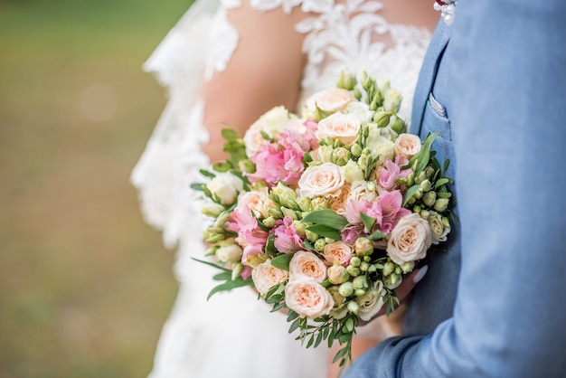 Jeunes mariés avec bouquet de mariée