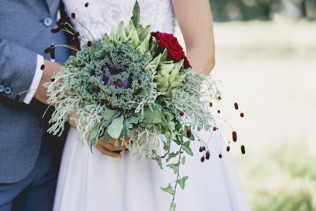 Jeunes mariés avec un bouquet