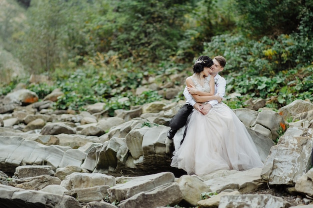 Jeunes mariés. Cérémonie de mariage près d'une rivière de montagne