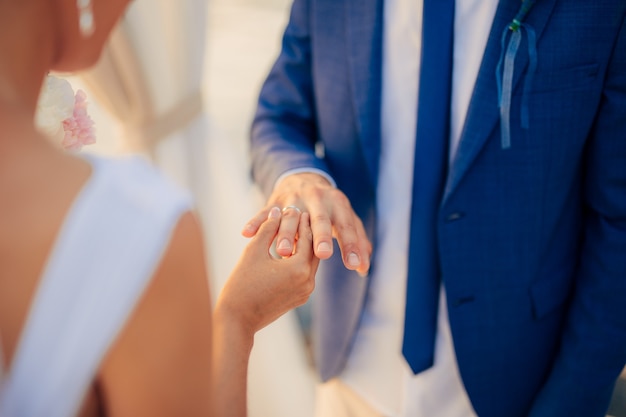 Photo les jeunes mariés échangent des bagues lors d'un mariage