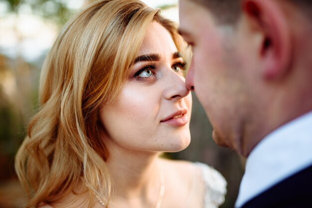 Jeunes mariés. Fermer. La mariée regarde le marié