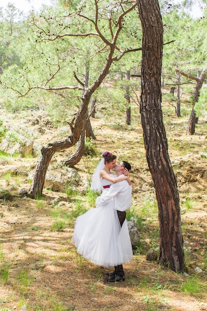 Jeunes mariés le jour de leur mariage.