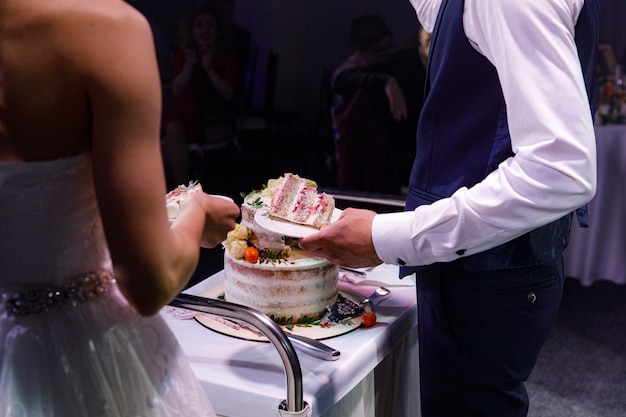 Jeunes Mariés Lors D'une Réception De Mariage Couper Le Gâteau De Mariage