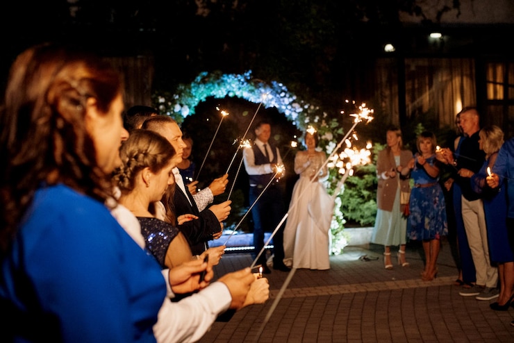 Photo les jeunes mariés à un mariage d'étincelles