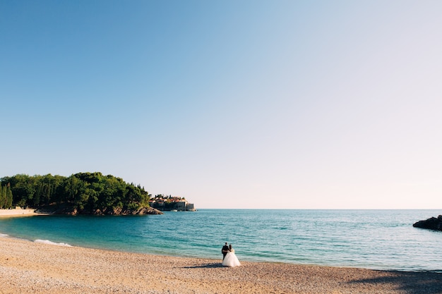 Jeunes mariés sur la plage de la reine milocer