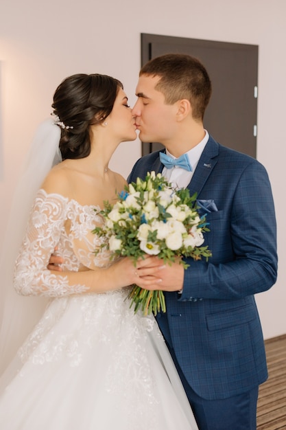 Jeunes mariés. La première rencontre des mariés. Premier regard du couple de mariage le matin. Couple de mariage à l'hôtel. Jeunes mariés.