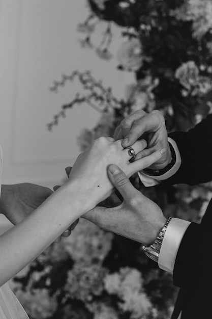 Photo les jeunes mariés se mettent des bagues au mariage