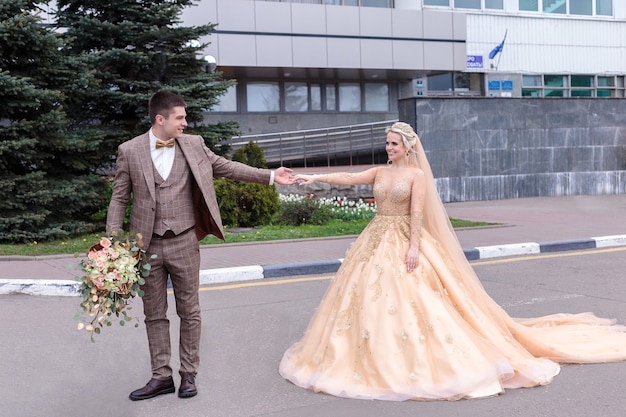 Les jeunes mariés se promènent dans la ville. Les mariés arrivent. Beau mariage