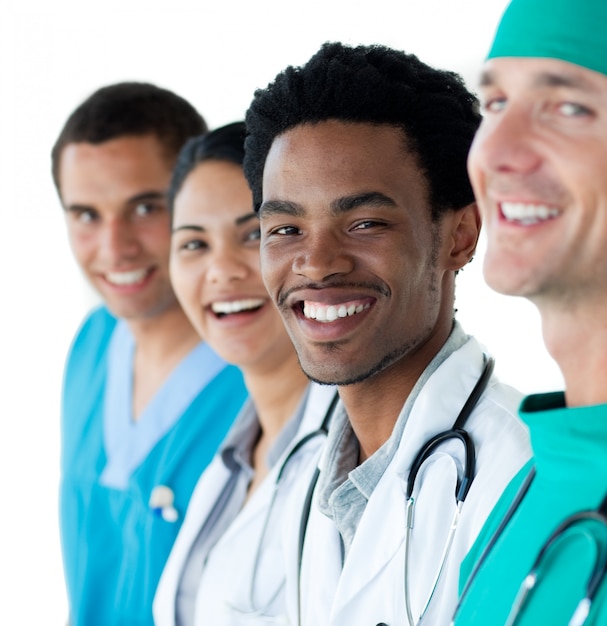 Photo jeunes médecins sur fond blanc