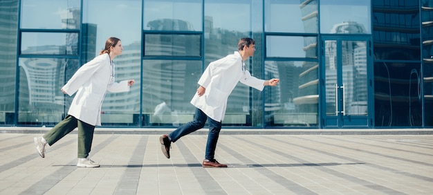 Les jeunes médecins se précipitent vers un appel d'urgence. concept de protection de la santé.