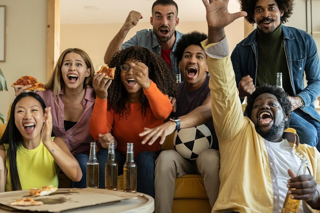 Les jeunes meilleurs amis inquiets se sont réunis sur un canapé en regardant un match de football