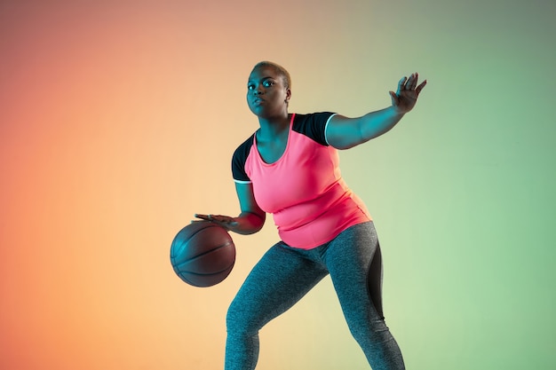 Jeunes modèles féminins de taille plus afro-américains formation sur mur dégradé