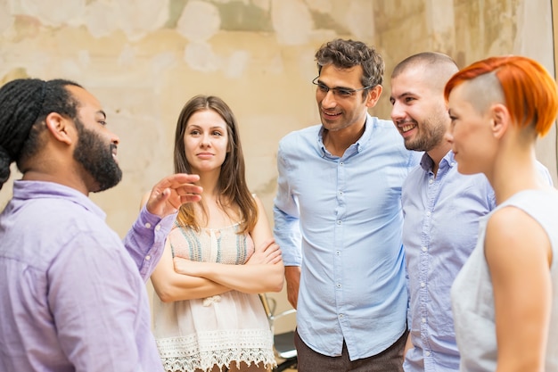 Photo jeunes multiraciales au bureau