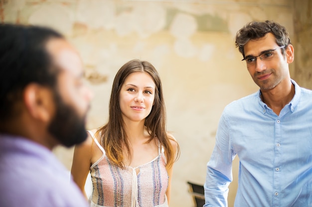 Photo jeunes multiraciales au bureau