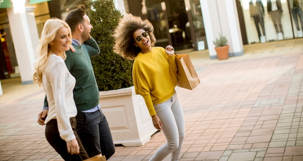 Photo jeunes multiraciales en shopping