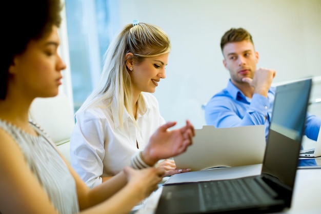 Jeunes multiraciales travaillant dans les bureaux modernes