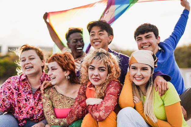 Jeunes multiraciaux célébrant ensemble au défilé de la fierté LGBT