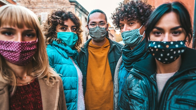 Photo jeunes multiraciaux avec masque facial