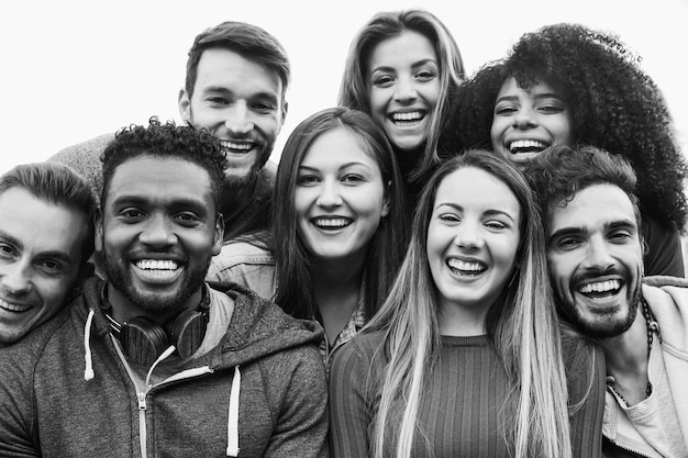 Jeunes multiraciaux s'amusant en plein air Focus sur le visage d'un homme africain Montage noir et blanc