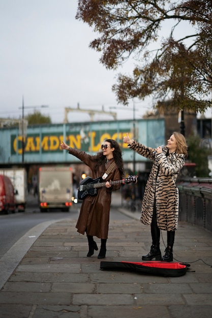 Photo jeunes musiciens chantant dans la ville