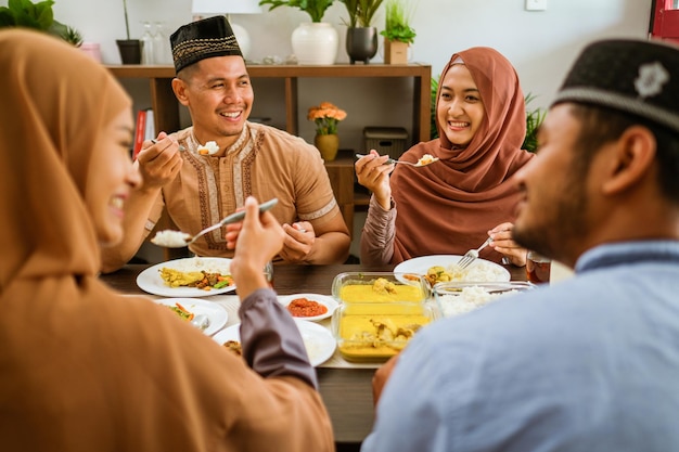 Jeunes musulmans asiatiques en train de dîner iftar ensemble