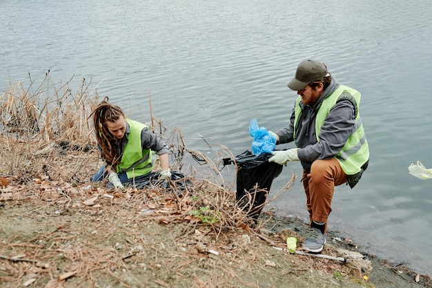 Jeunes nettoyant la rive du lac