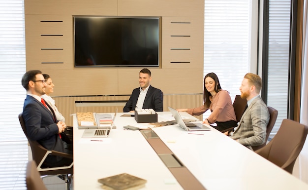 Photo les jeunes ont un travail d'équipe par bureau dans le bureau moderne