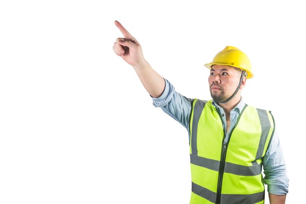 Jeunes ouvriers du bâtiment portant un casque