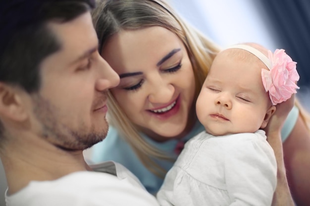 Jeunes parents avec bébé à la maison