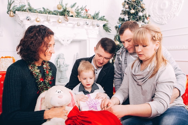 Jeunes parents avec jeune fils