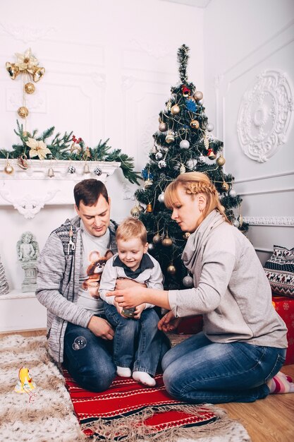 Jeunes parents avec jeune fils