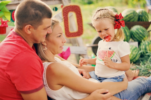 Les jeunes parents jouent avec un petit enfant dans le jardin