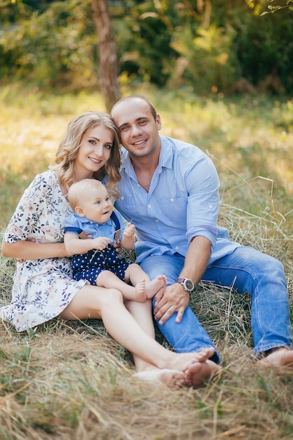 Jeunes parents avec petit fils dans le parc d'été