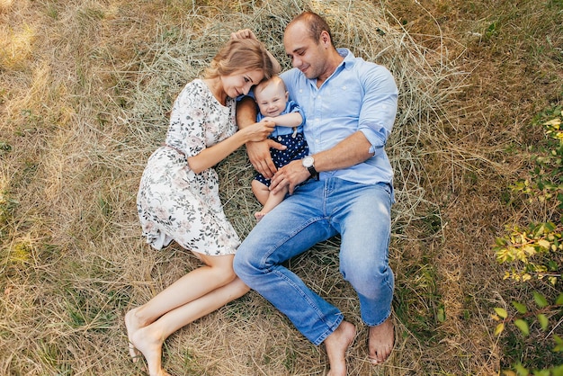 Jeunes parents avec petit fils dans le parc d'été