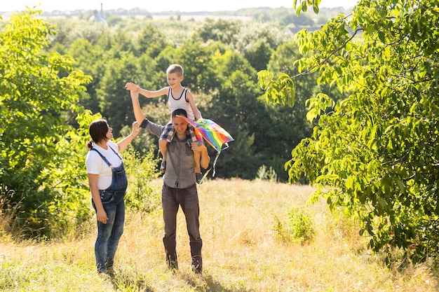 Les jeunes parents vont avec le fils sur le champ de blé. Le petit fils est heureux quand il est joué.