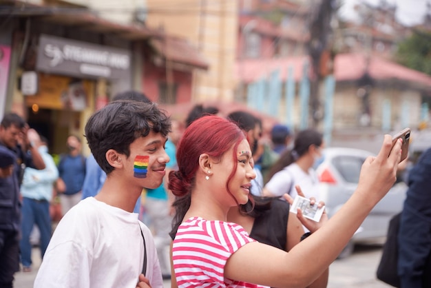 Les jeunes participent à un défilé LGBTQ à l'occasion du mois de la fierté