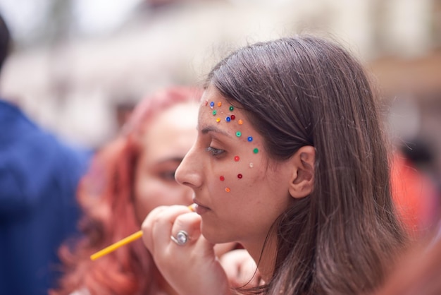 Les jeunes participent à un défilé LGBTQ à l'occasion du mois de la fierté